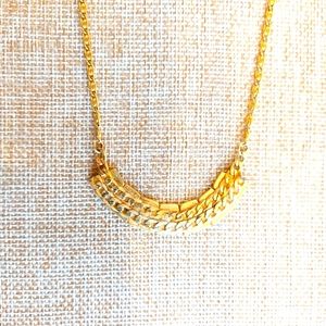 Lovely gold tone necklace.